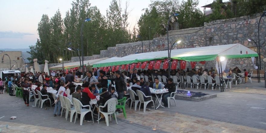 Başkale’de vatandaşlar hep birlikte iftarda buluştu