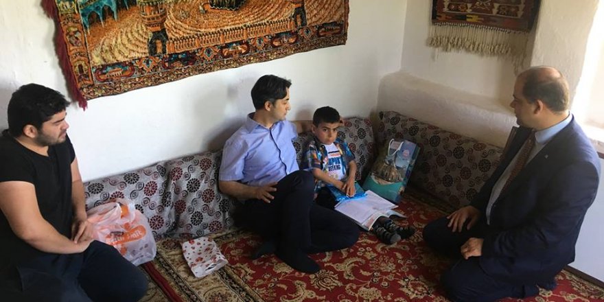 Evde eğitim gören öğrencilerin karne sevinci