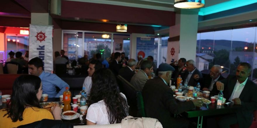 Varto Denizbank şubesinden çiftçilere iftar yemeği