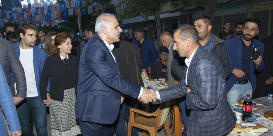 Vali Murat Zorluoğlu, iftarını Muradiye’de vatandaşla açtı