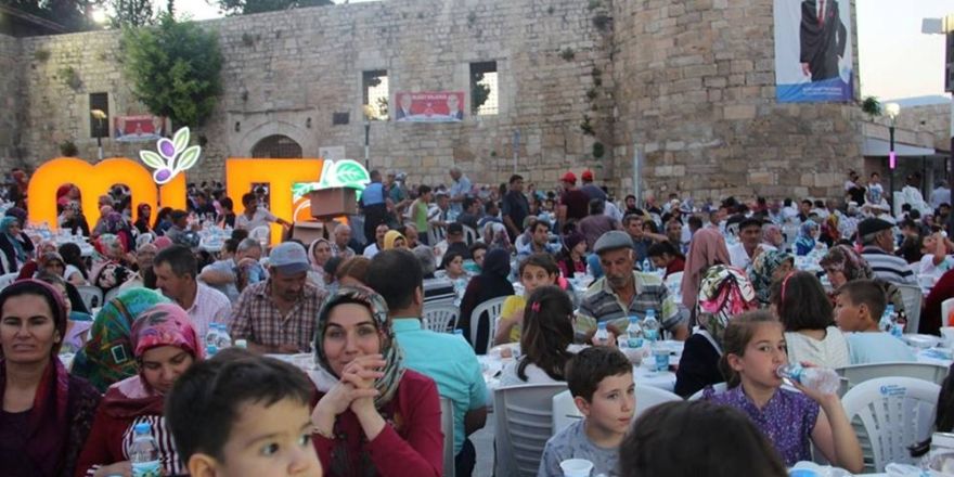 Mersin Büyükşehir Belediyesi’nden Mut’ta iftar sofrası