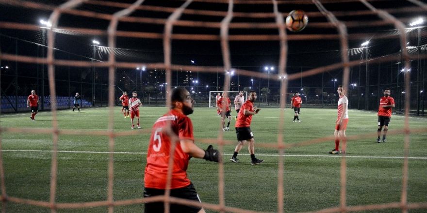 Milli futbolcular Kızılay için sahaya çıktı
