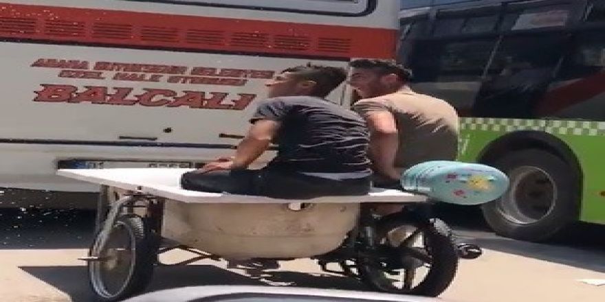 İçi su dolu küvetle motosiklette yolculuk