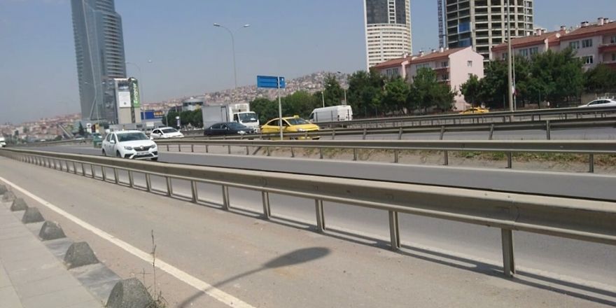 Otoyolda geri geri gidip yürekleri ağza getiren taksici kamerada