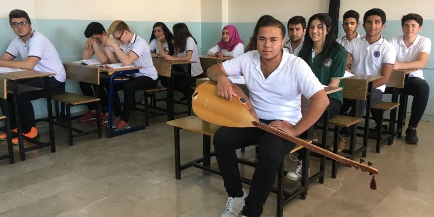 Hem okula gidiyor hem de geceleri pamuk şeker satıp ailesine bakıyor