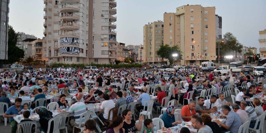 Muratpaşa iftarlarında mahalleler buluşuyor