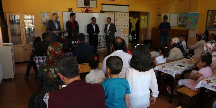 Varto’da öğrencilerin karne sevinci