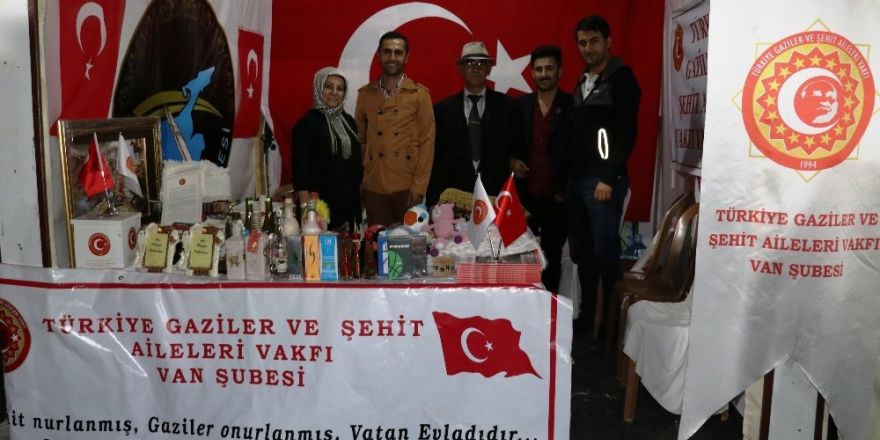 Gaziler ve Şehit Aileleri Vakfı standına ilgi büyük