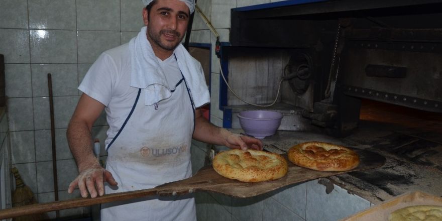 200 derecede çalışan fırının başında oruç tutuyorlar