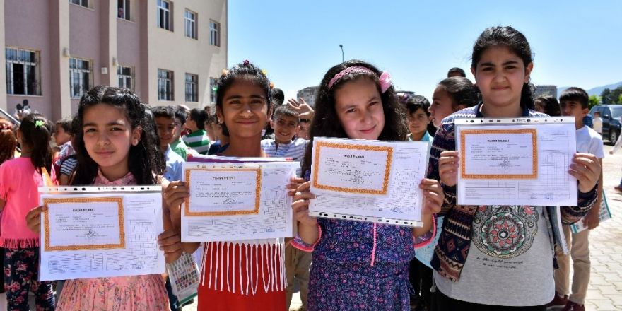 Muş’ta öğrencilerin karne sevinci