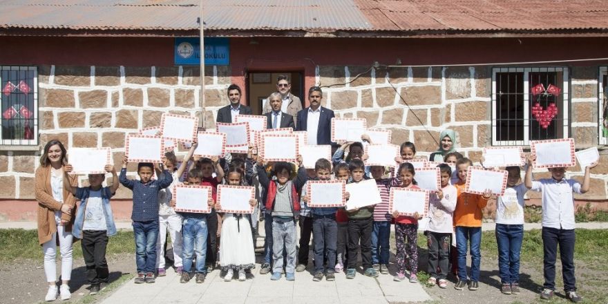 Ahlat’ta 10 bin 150 öğrenci karne aldı