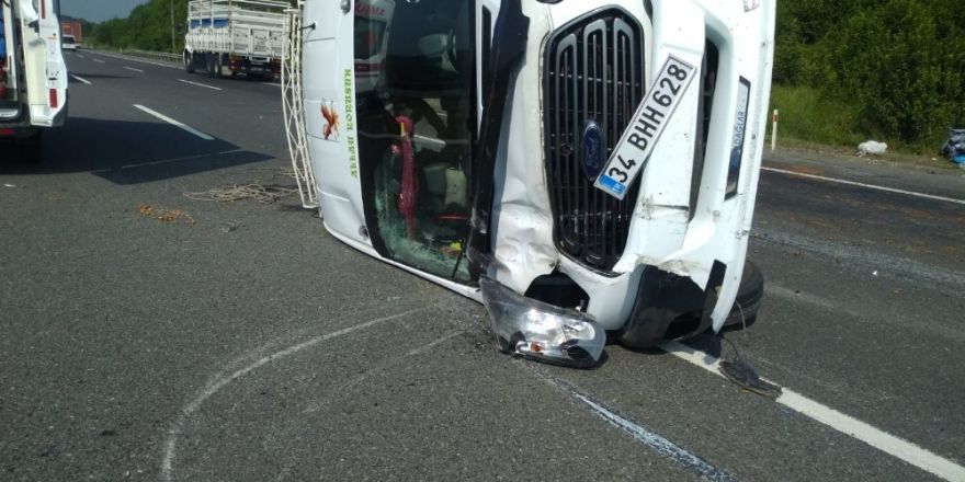 TEM Otoyolunda midibüs devrildi: 2 yaralı