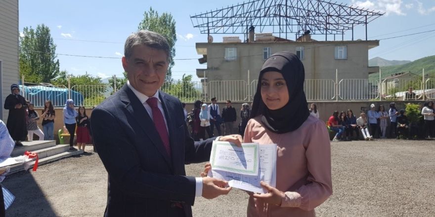 Tatvan’da 23 bin öğrenci karne sevinci yaşadı