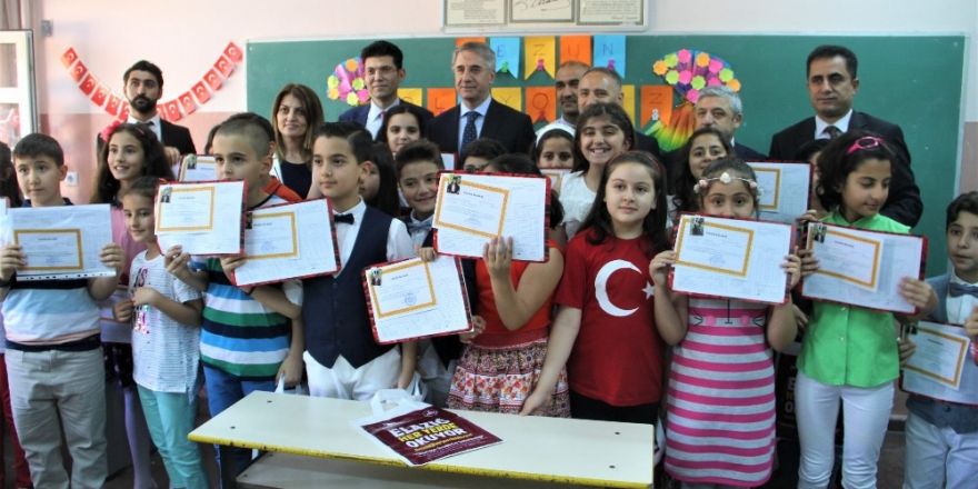Elazığ’da 128 bin öğrenci karne heyecanı yaşadı