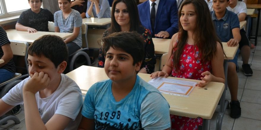 Bakan Sarıeroğlu mezun olduğu okulda karne dağıttı