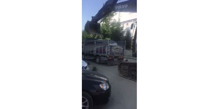 Otomobili kepçeyle kamyonetin kasasına yükledi