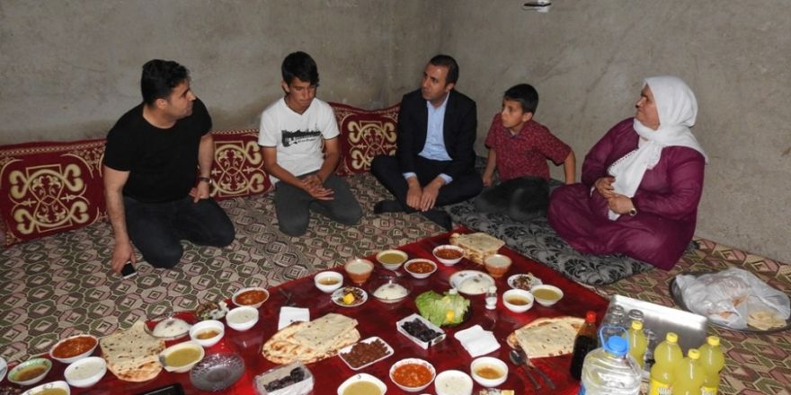Başkan Bedirhanoğlu, vatandaşın evinde iftar yaptı