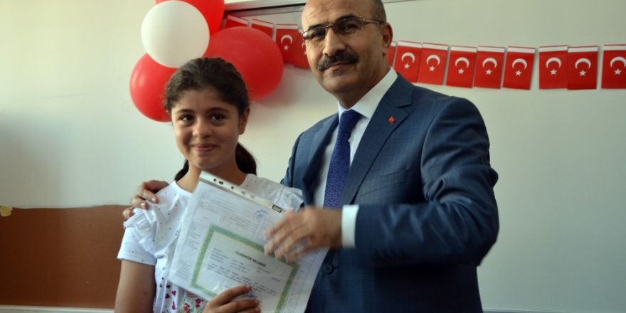 Vali Demirtaş öğrencilere karne dağıttı