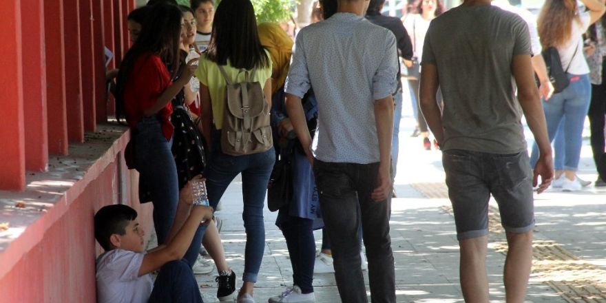 Karnesini aldı okul önünde harçlık için çalışmaya başladı