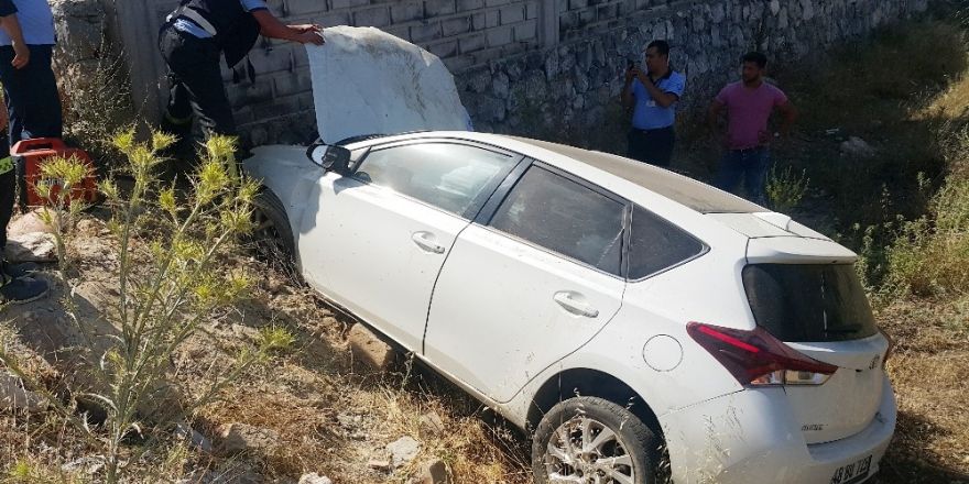 Otomobil zeytinlik araziye uçtu; 1 yaralı