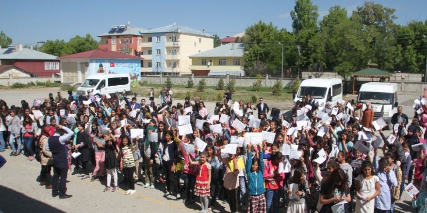Malazgirt’te karne sevinci yaşandı