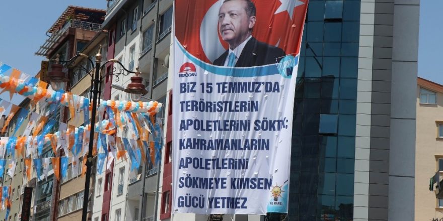 Cumhurbaşkanı Erdoğan’a ’apolet pankartlı’ karşılama