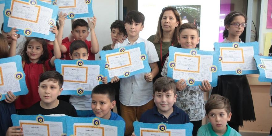 Öğrenciler karne sevincini yaşadı