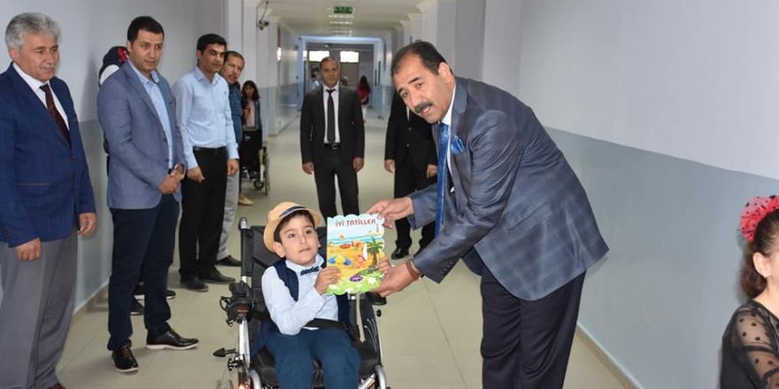 Başarılı engelli öğrenciye karne hediyesi olarak akülü araç verildi