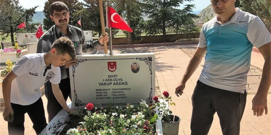 Tokat’ta şehit kabirleri gül kokuyor