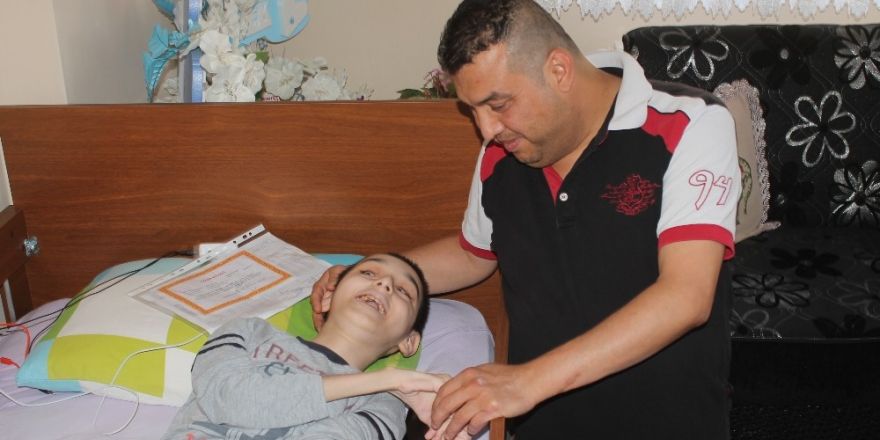 Cam kemik hastası görme engelli Mehmet’in karne sevinci