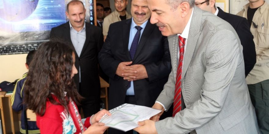 Ağrı’da öğrencilerin karne heyecanı