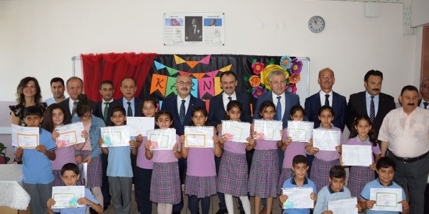 Aydın’da öğrenciler karnelerini aldı
