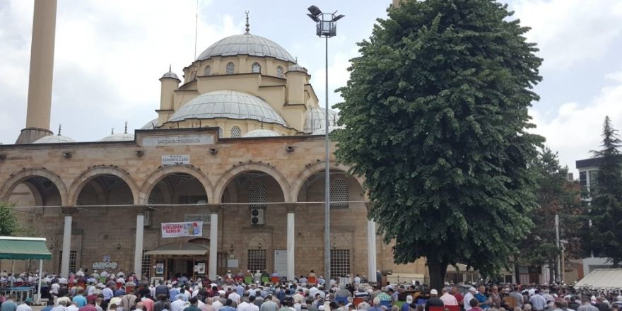 Ramazanın son Cumasında camiler doldu