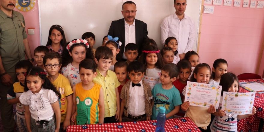 Vali Atik, öğrencilerin karne heyecanına ortak oldu
