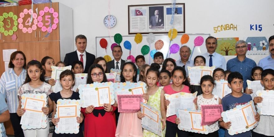 Adıyaman’da 153 bin öğrenci karne heyecanı yaşadı