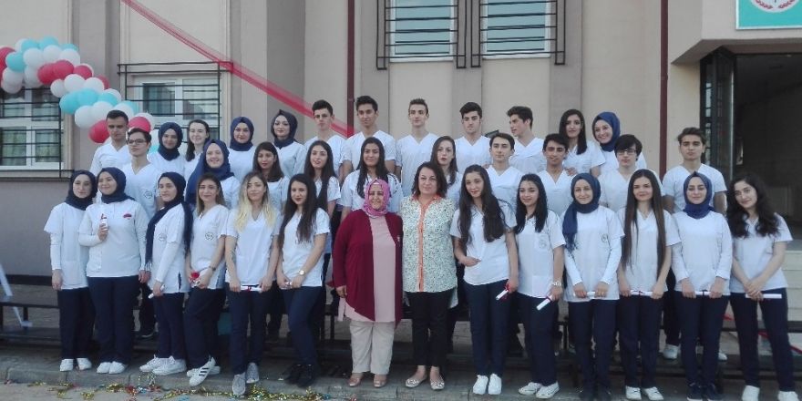Sağlık öğrencileri mezuniyet coşkusunu öğretmenleri ile paylaştı
