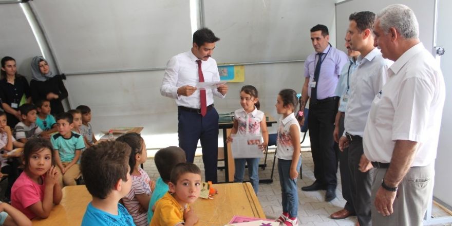 Depremzede öğrenciler karnelerini kaymakamın elinden aldı