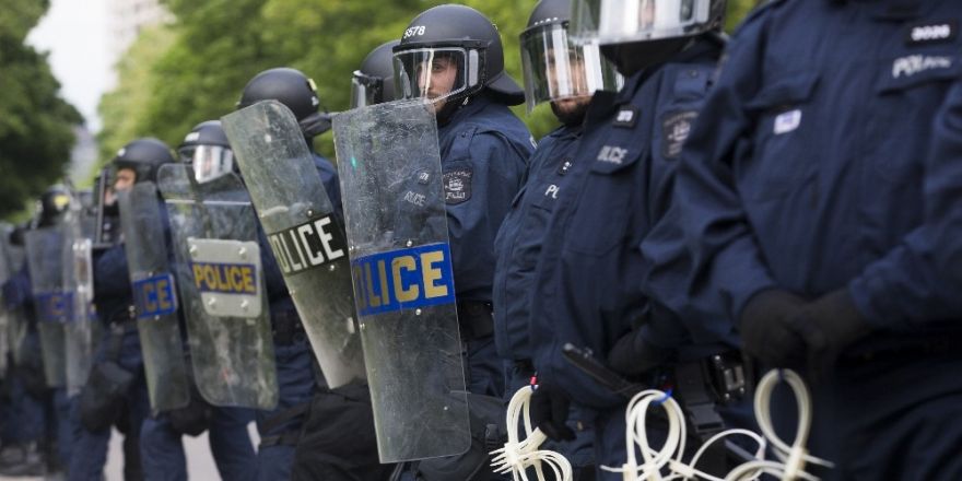 G7 liderleri toplantıda, halk protestoda