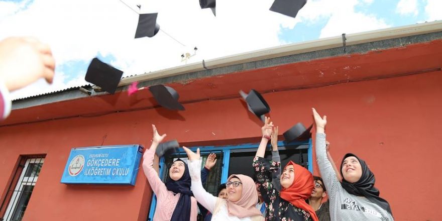 Karton keple mezuniyet coşkusu yaşadılar