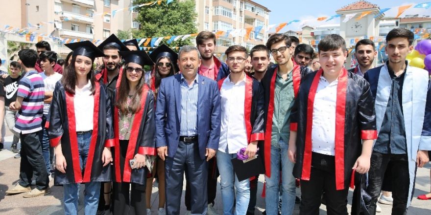 Başkan Karabacak, öğrencilerin karne sevincini paylaştı