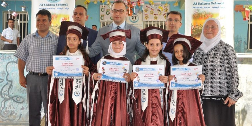 Suriyeli öğrencilerin karne heyecanı