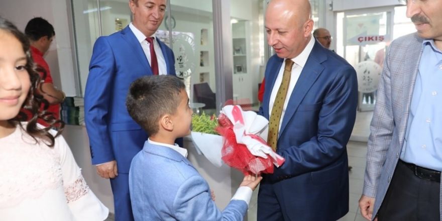 Başkan Çolakbayrakdar öğrencilerin karne heyecanını paylaştı