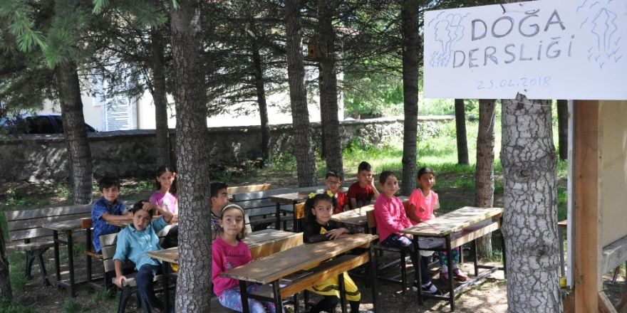 Oluşturdukları ’Doğa Sınıfı’nda karnelerini aldılar