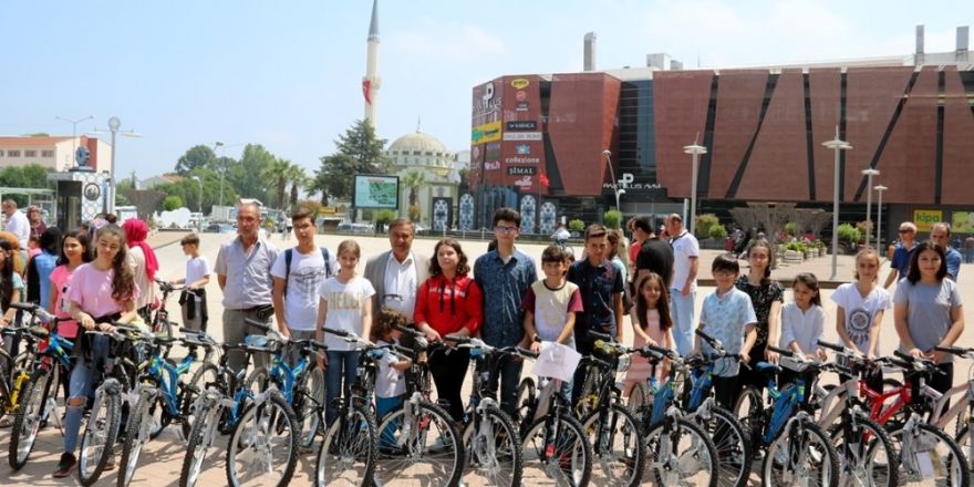 Biga Belediyesi’nden başarılı öğrencilere bisiklet
