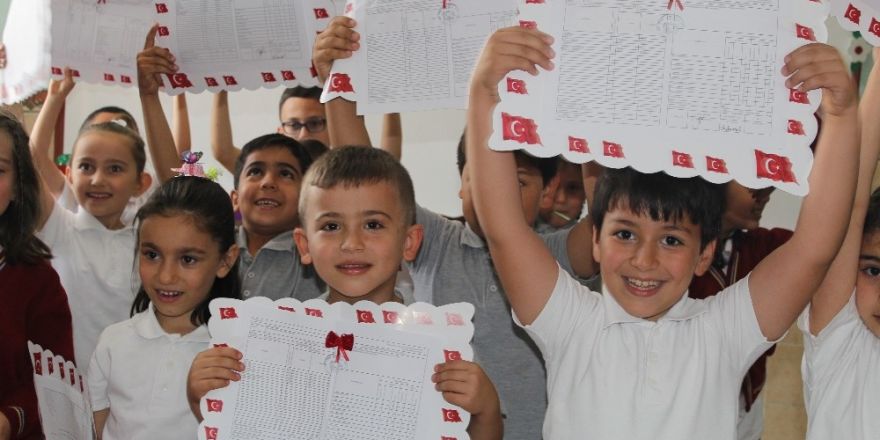 Öğrencilerin karne sevinci