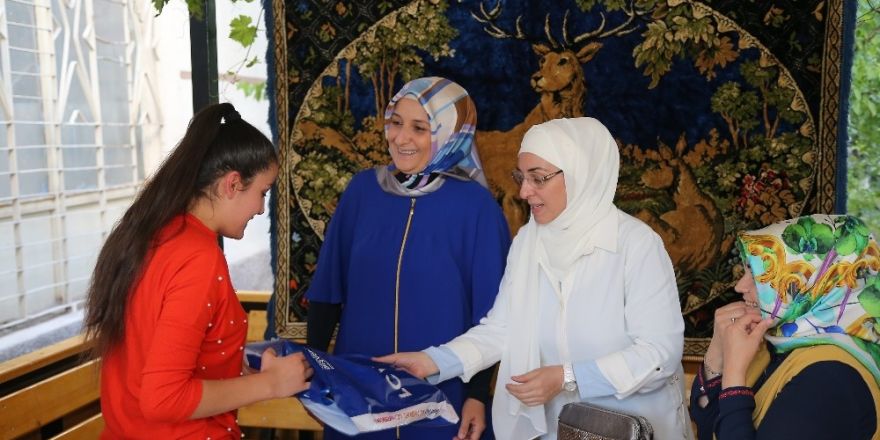 Eşlerden anlamlı ziyaret