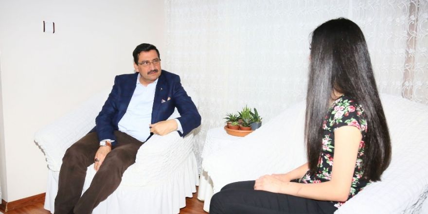 Başkan Ak’tan darp edilen genç kıza geçmiş olsun ziyareti