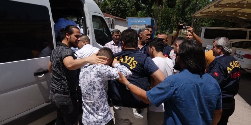 Mersin’de büfeci cinayetinin zanlıları adliyeye sevk edildi