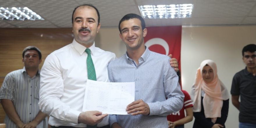 Çiftçi, öğrencilerin karne heyecanına ortak oldu