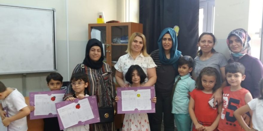 Minik çocukların ilk karne heyecanı